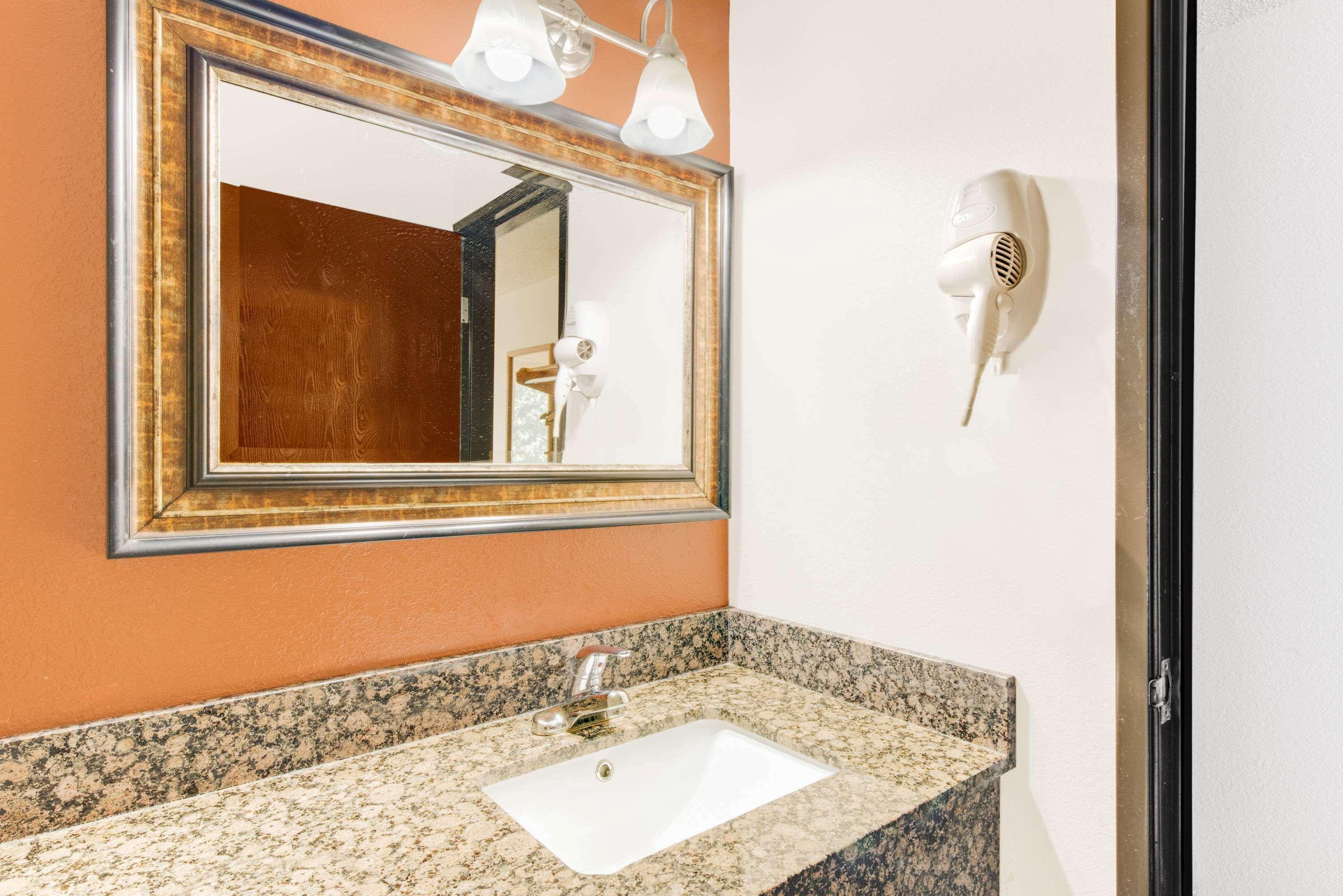 Super 8 By Wyndham Hagerstown I-70 Motel Bagian luar foto