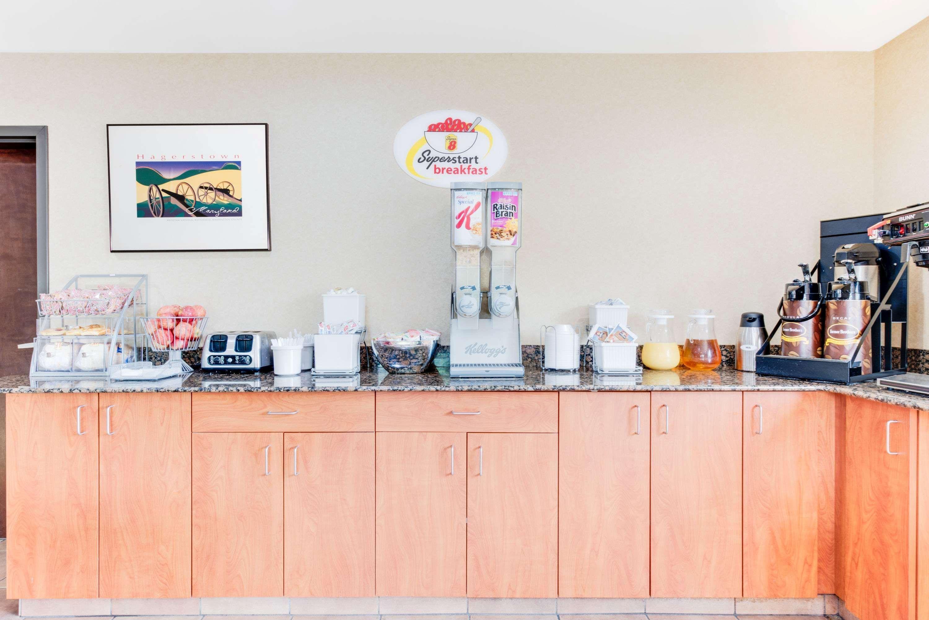 Super 8 By Wyndham Hagerstown I-70 Motel Bagian luar foto