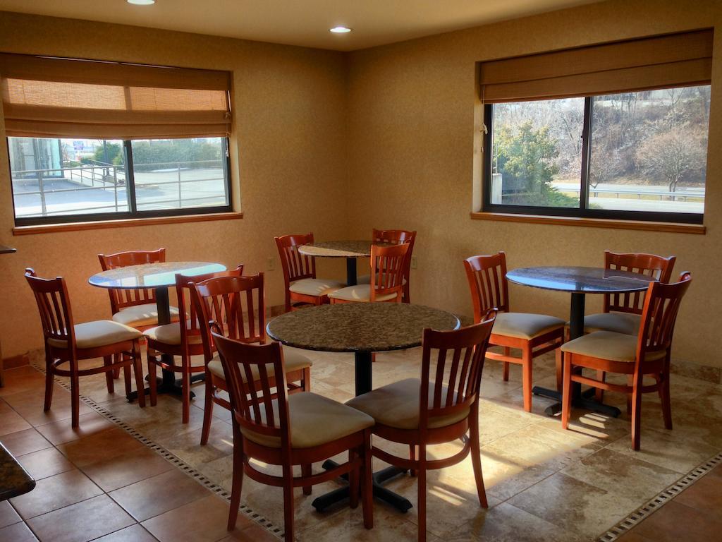 Super 8 By Wyndham Hagerstown I-70 Motel Bagian luar foto